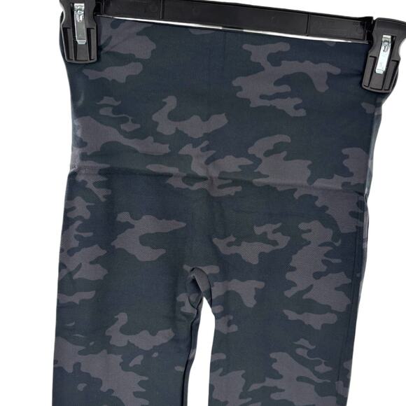 Spanx Black Camo Cropped Lamn Seamless Leggings - Picture 6 of 9